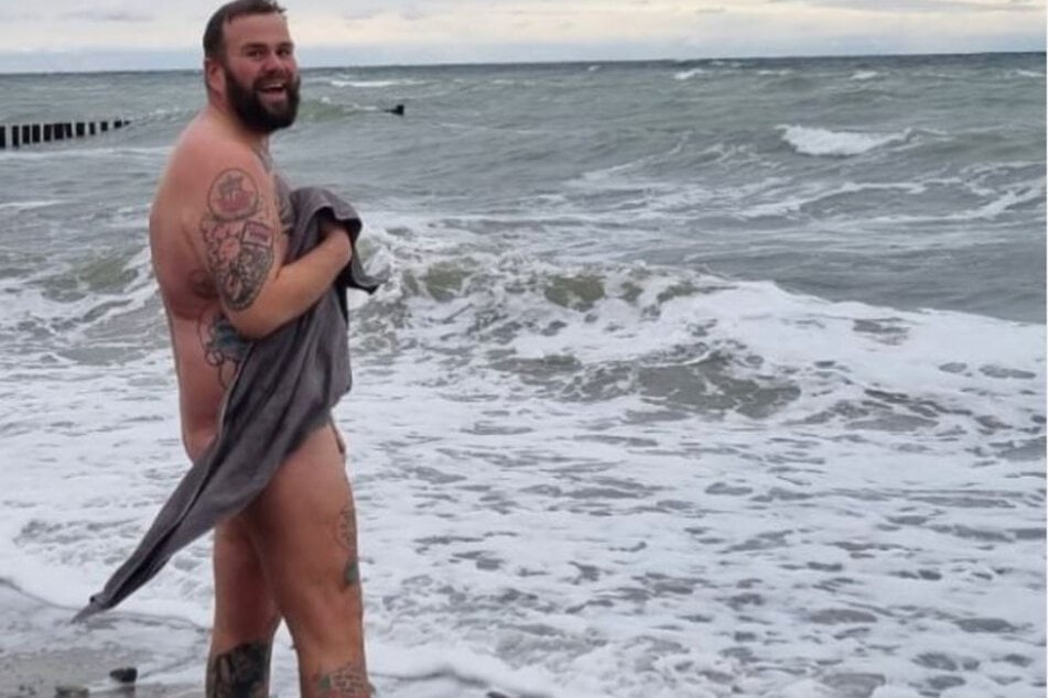 "Monchi" fait du nudisme sur la mer Baltique.